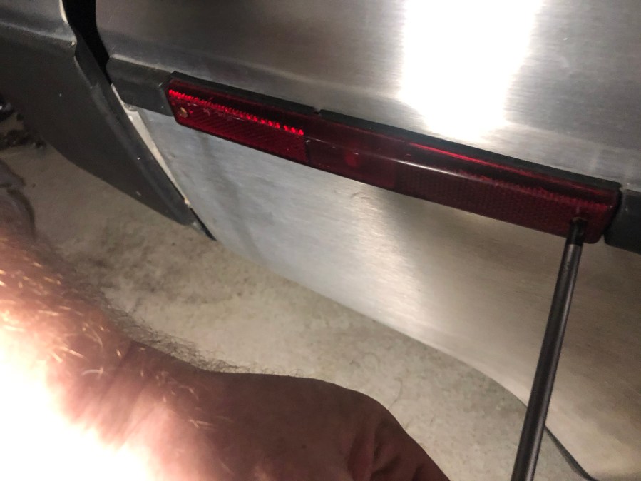 2 side marker light, unscrew